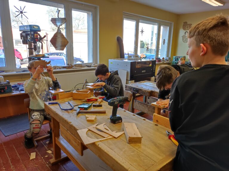 Meistrystės šventė: Gelgaudiškio mokiniai sėkmingai pasirodė rajono technologijų olimpiadoje